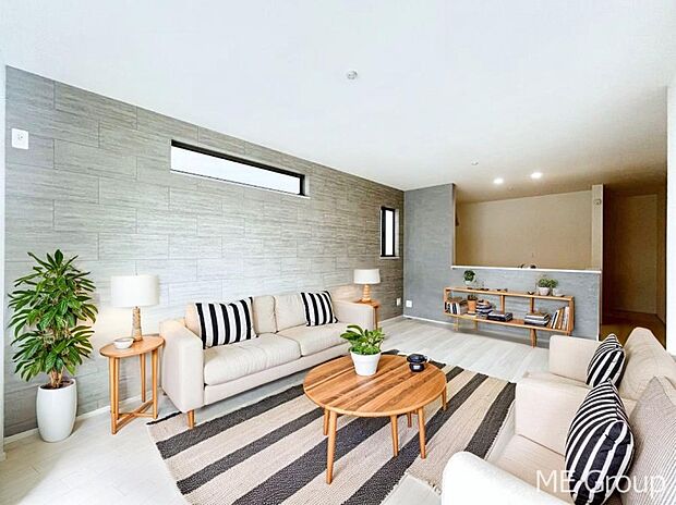 アクセントクロスがお洒落なリビング。家族でのんびりくつろげる広々スペース。 ※家具はCGです