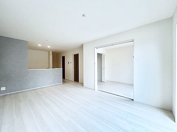 隣接の洋室を開放すればさらに広々空間に!