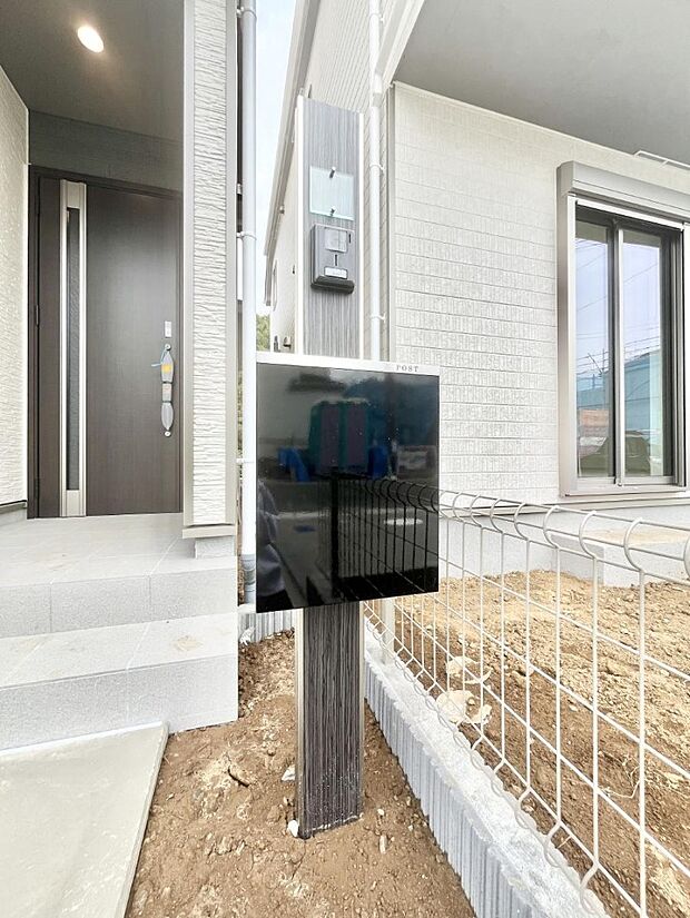 表札・インターホン・ポストをひとつに集約。エントランスになじむシンプルデザイン。