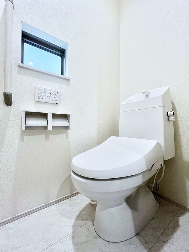 換気用小窓があり、明るく清潔な空間です。