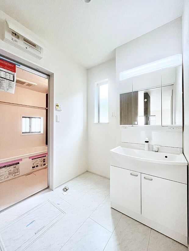 小窓がついているので湿気の多い場所でも換気が十分行えます。毎日の身支度を気持ち良く!