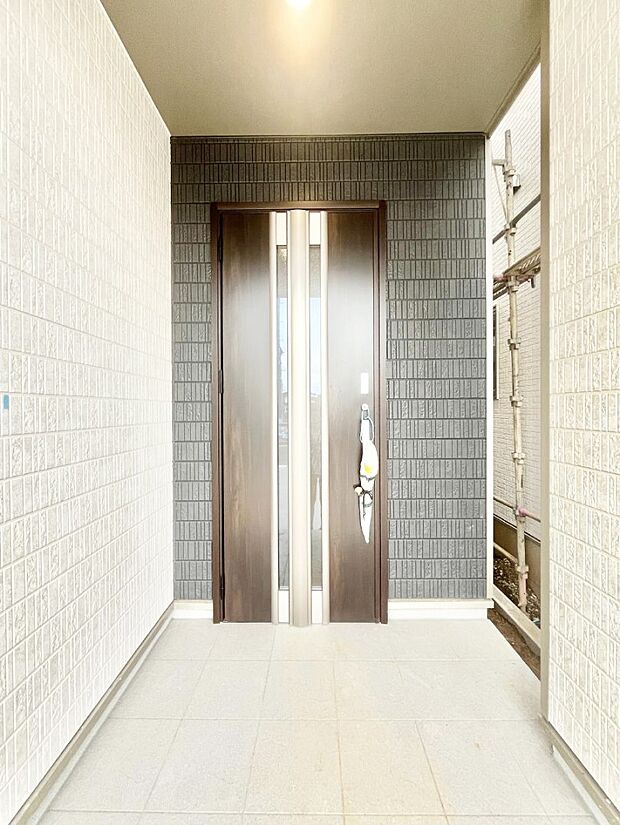 住まいの顔を演出する、玄関ドア。 ラクラク開錠スマートキーを採用しています！