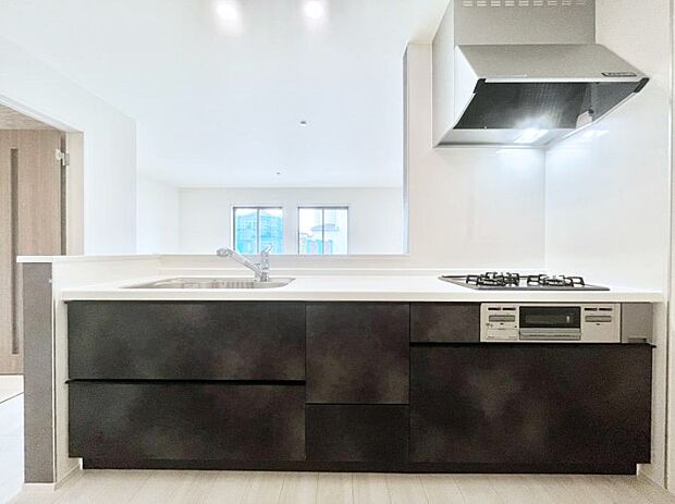 リビングを見渡せる人気のカウンターキッチン。 家族を見守りながら家事をすることができます。