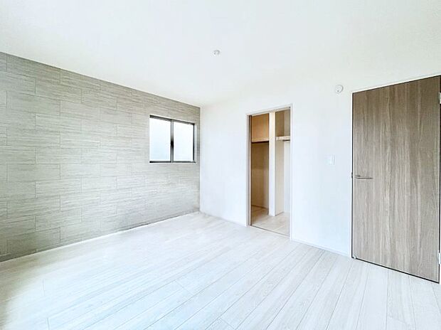 ウォークインクローゼットがあるお部屋。季節ごとの入れ替えも不要で便利です！