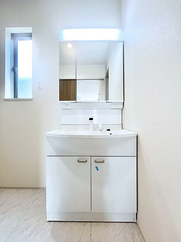 大きく見やすい三面鏡で清潔感ある洗面台は、身だしなみチェックや肌のお手入れにおすすめです。 