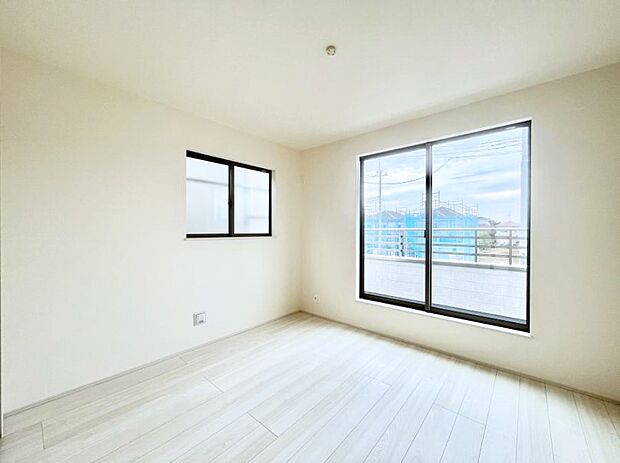 明るいバルコニーサイドに洋室を設置。目覚めの良い寝室に。 