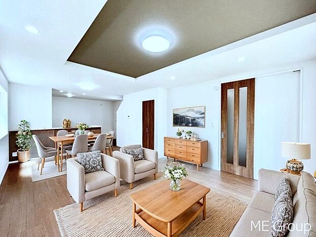 ご家族の賑やかな話し声で包まれる明るいリビング  ※家具はCGです