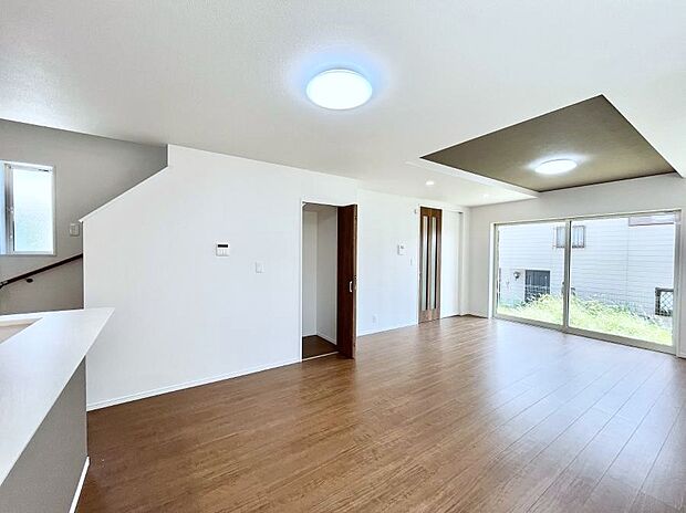 明るい陽光が注ぎ、寛ぎの雰囲気に満たされるリビング・ダイニング。   