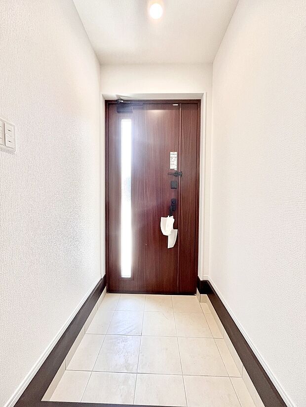 ガラススリットの入った玄関ドアが室内に光を届けてくれます  