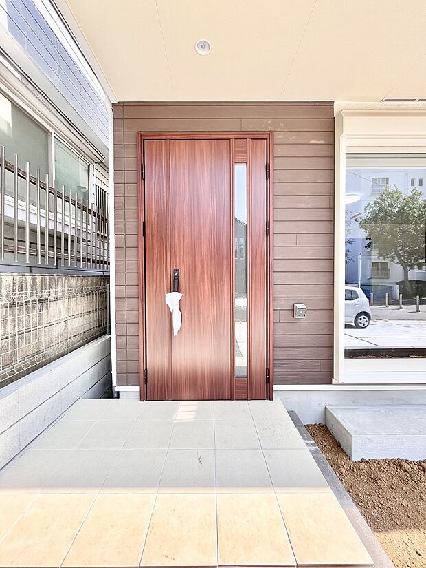 大切な家族、来客を出迎える玄関。玄関前は屋根付きで雨が降っていても濡れにくいです。 