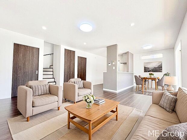 ご家族の賑やかな話し声で包まれる明るいリビング  ※家具はCGです