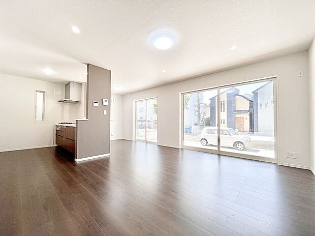 明るい陽光が注ぎ、寛ぎの雰囲気に満たされるリビングダイニング 