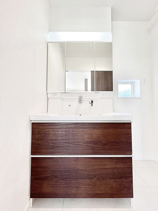 大きく見やすい三面鏡で清潔感ある洗面台は、身だしなみチェックや肌のお手入れにおすすめです。 