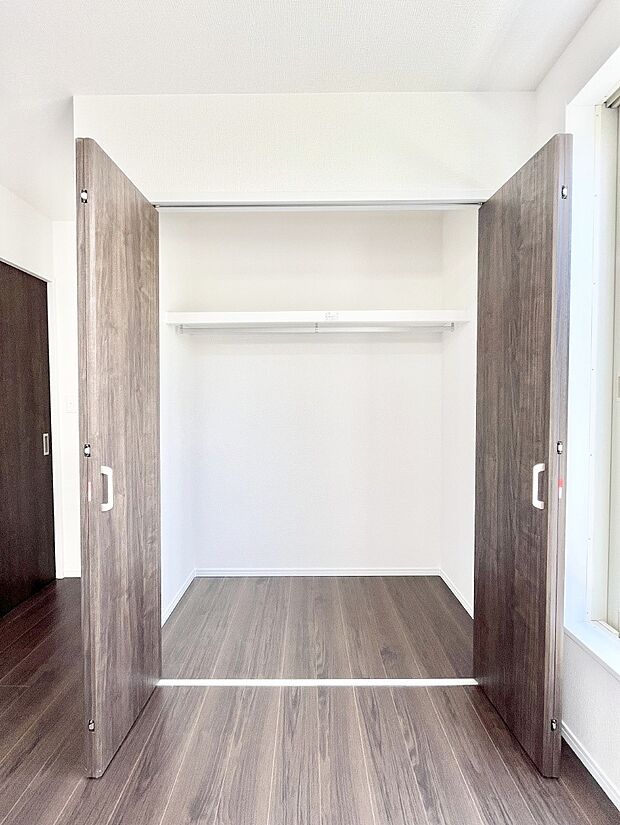 洋室のクローゼット。奥行きがあるので厚手の衣類もすっきり収まります。