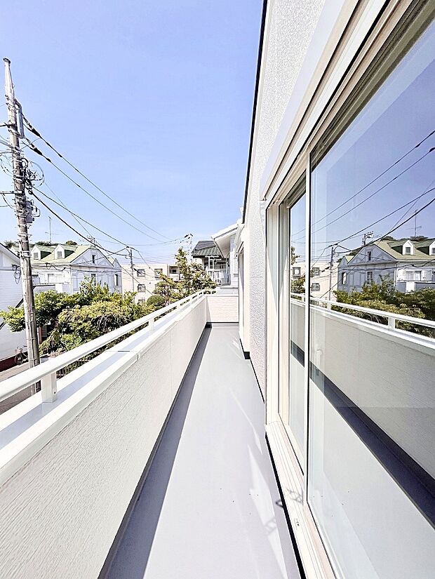 広々バルコニーでお洗濯物が気持ちよく乾きます。  