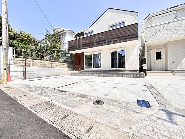 2台（車種による）駐車可！ご家族みんなの自転車も置ける広々カースペース。