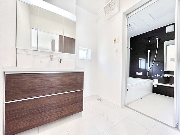 洗面所はゆとりのあるスペースで、身支度や入浴後のスキンケアも心に余裕をもってできそうです。  