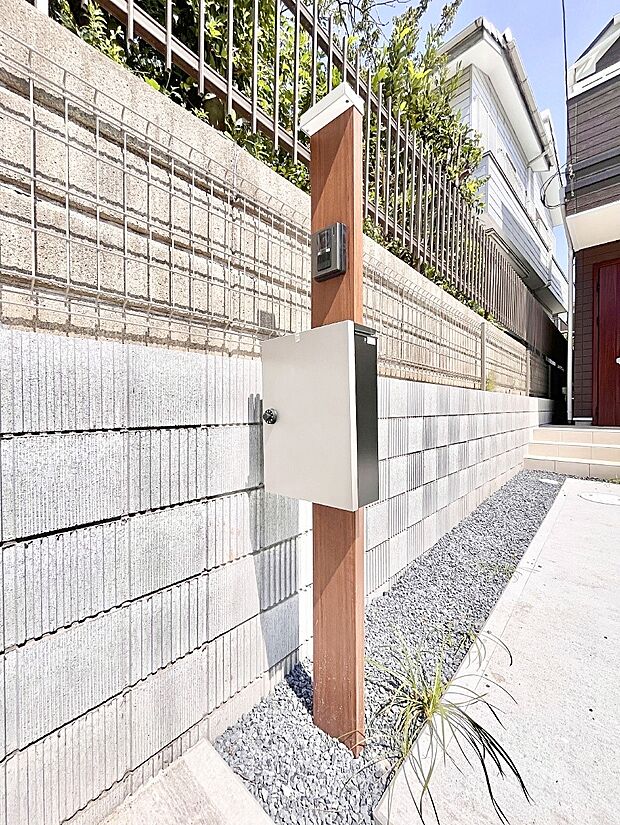 表札・インターホン・ポストをひとつに集約。エントランスになじむシンプルデザイン。