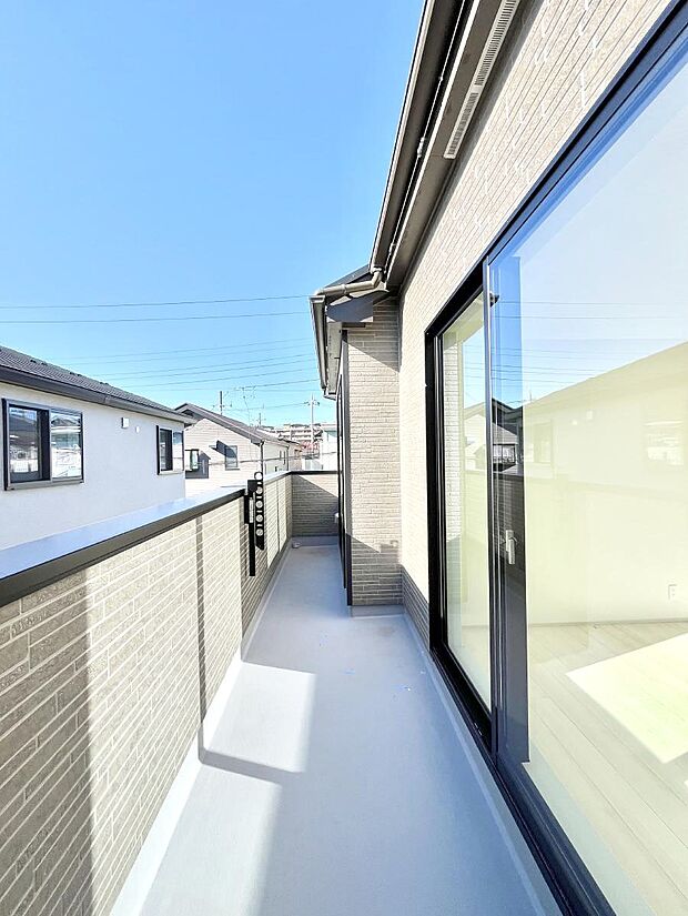 南向きのバルコニー！ご家族の洗濯物はもちろん、お布団もたっぷり干せます！