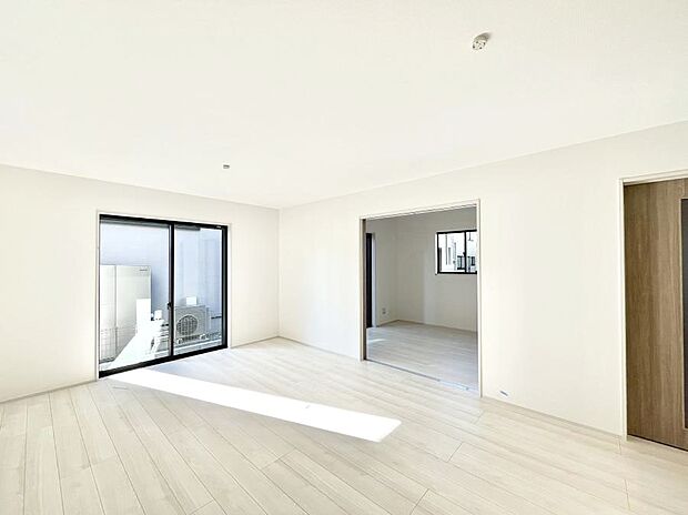 大きな窓からたっぷりの陽光と風を感じられるリビング  