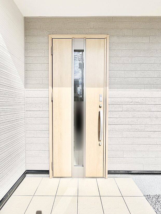 玄関前は雨が降っても濡れにくい屋根付き