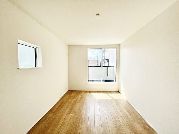 バルコニーが開放感をプラスしてくれる洋室