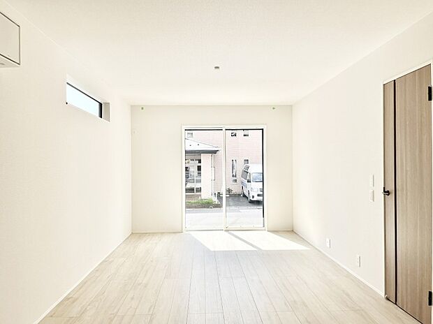 大きな窓からたっぷりの陽光と風を感じられるリビング