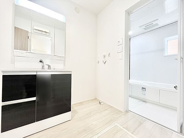 清潔感ある洗面化粧室で朝の身支度も快適