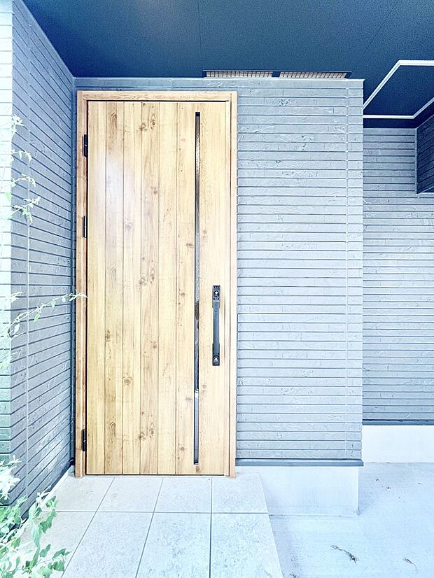 玄関前は雨が降っても濡れにくい屋根付き