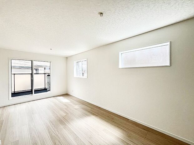 大きな窓からたっぷりの陽光と風を感じられるリビング