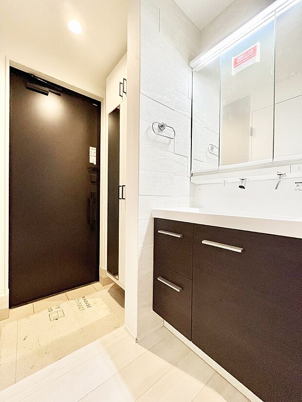 清潔感ある洗面化粧室で朝の身支度も快適  