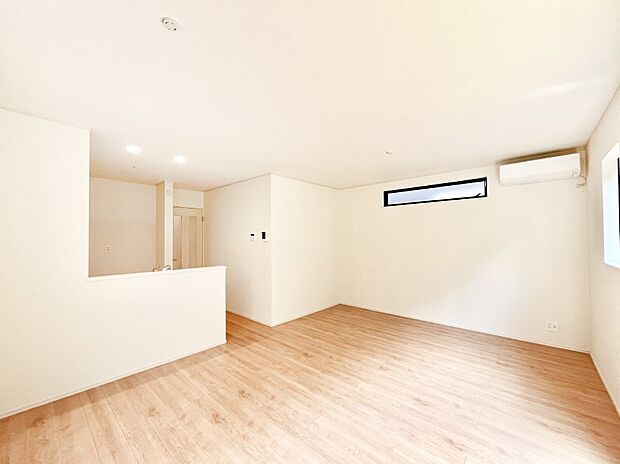 明るい陽光が注ぎ、寛ぎの雰囲気に満たされるダイニング。