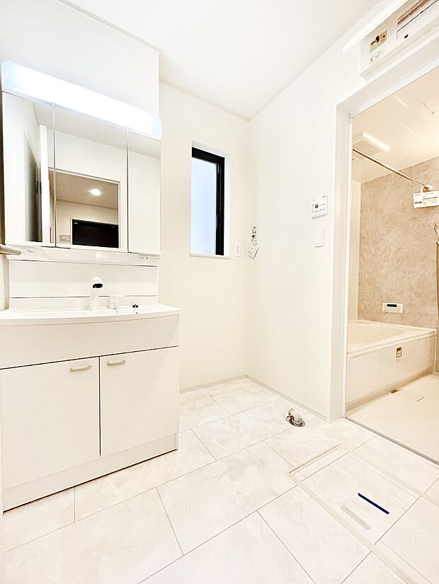 身支度もスムーズにおこなえる脱衣場。