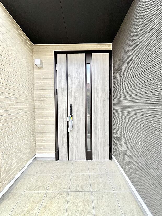 大切な家族、来客を出迎える玄関。玄関前は屋根付きで雨が降っていても濡れにくいです。 