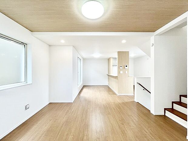 内装「ただいま」「おかえり」家族とのコミュニケーションが深まるリビングイン階段。 