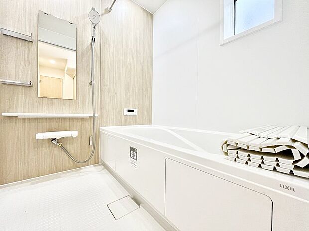 一日の疲れを癒してくれる明るい清潔感のあるバスルーム