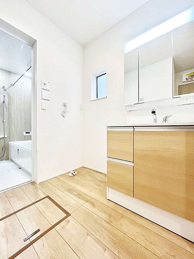 清潔感ある洗面化粧室で朝の身支度も快適