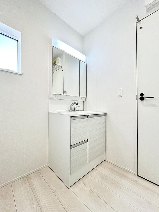 収納力と機能性に優れた洗面化粧台