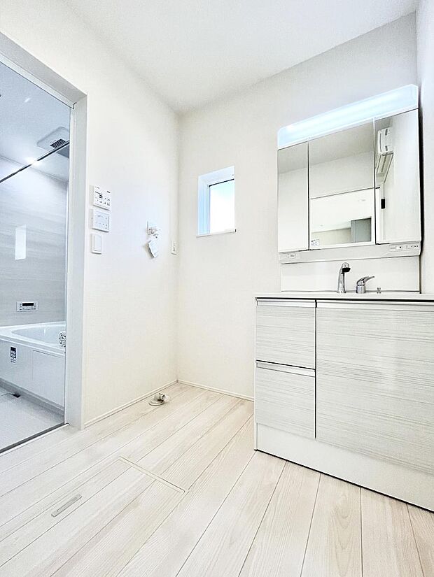 清潔感ある洗面化粧室で朝の身支度も快適