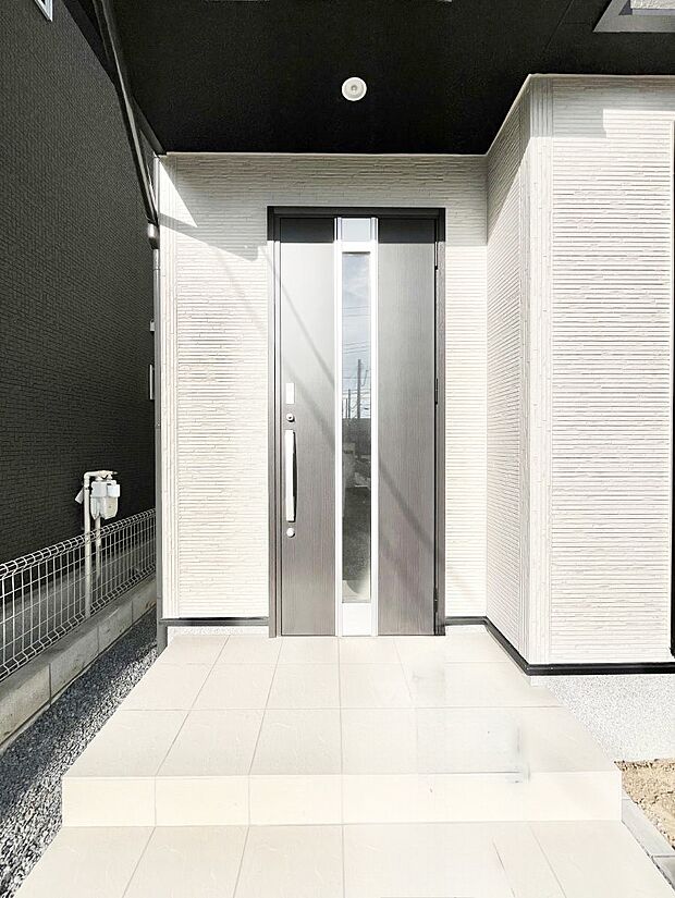 玄関前は雨が降っても濡れにくい屋根付き