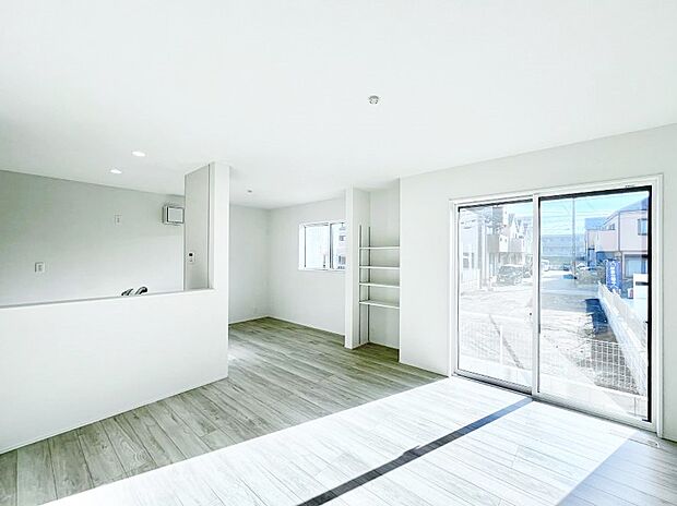 大きな窓からたっぷりの陽光と風を感じられるリビング