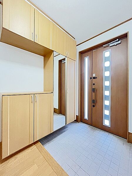 収納豊富な玄関収納があるので、散らかりがちな玄関もスッキリ片付きます。