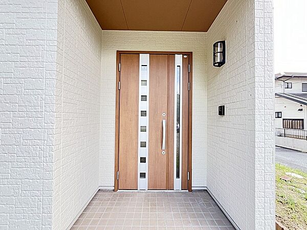 ゆとりあるエントランス！玄関前は屋根付きで雨が降っていても濡れにくいです。