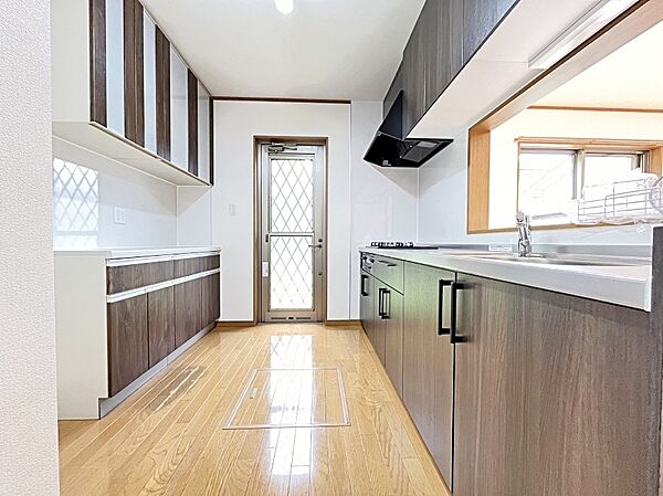 カップボードを設置した充実のキッチン。家族で一緒にお料理するのも楽しくなるキッチンです。