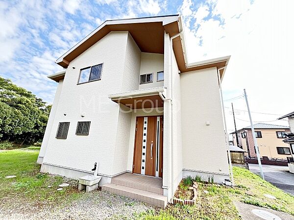 温かみのある色調の外観。 家族みんなの夢が広がる住まいです。