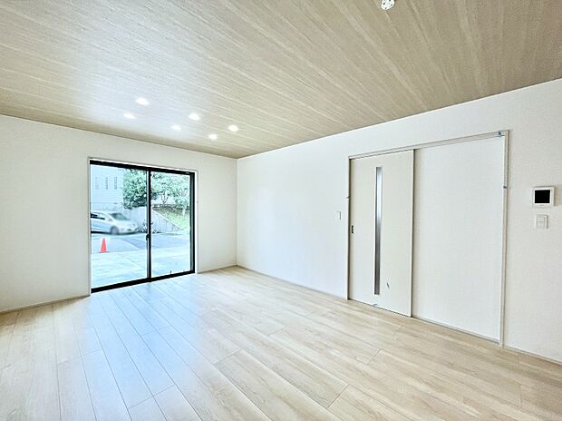 明るい陽光が注ぎ、寛ぎの雰囲気に満たされるリビング・ダイニング。 