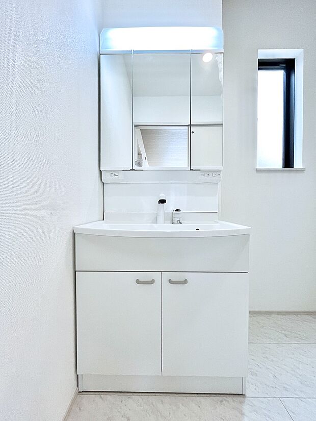 大きく見やすい三面鏡で清潔感ある洗面台は、身だしなみチェックや肌のお手入れにおすすめです。 