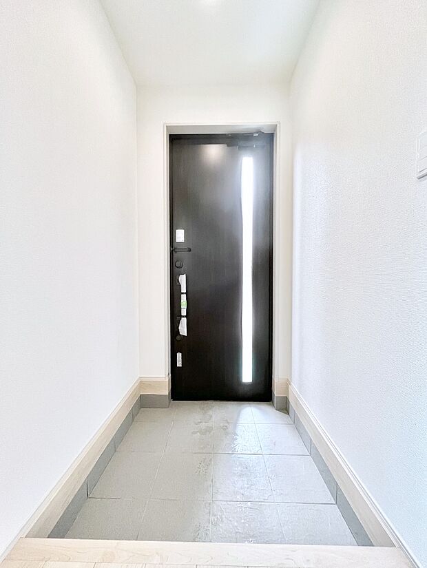 ガラススリットの入った玄関ドアが室内に光を届けてくれます  