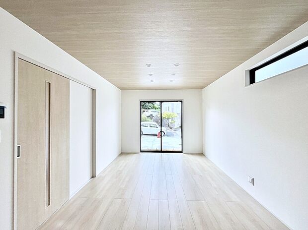 明るい陽光が注ぎ、寛ぎの雰囲気に満たされるリビング・ダイニング。 