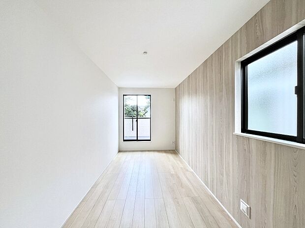 アクセントクロスがお洒落な洋室。2面採光で明るさ＆風通し良好！